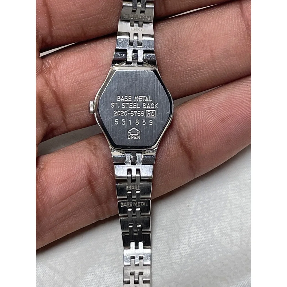 Vintage Seiko Quartz Womens Watch Silver Tone Textured Bracelet Untested - Picture 3 of 5